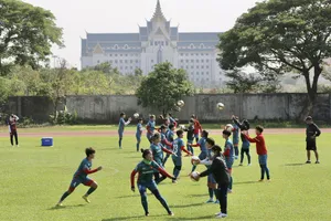 Tuyển nữ Việt Nam sôi nước mắt dưới cái nắng gắt ở Campuchia