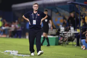 HLV Troussier đắn đo chọn đội hình đá thắng đẹp Singapore