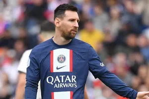 Bị mất hơn 44 tỉ đồng, Messi càng muốn theo chân Ronaldo