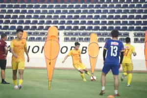 Mệt mỏi với đối thủ khó chịu của thầy trò Troussier