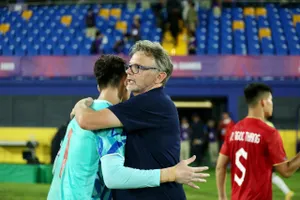 HLV Troussier: ‘Tôi thích áp lực phải đá thắng đậm và thắng đẹp’