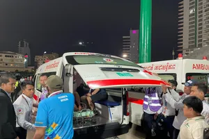 Clip: Xót xa trung vệ Thúy Nga lên xe cứu thương ở trận chung kết