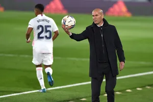 Bị loại khỏi Champions League, Real chọn Zidane hoặc Mourinho thay thế Ancelotti