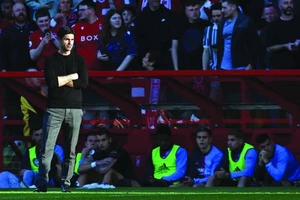 HLV Arteta đau buồn khi Arsenal trao chức vô địch cho Man City