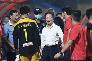 Bầu Hiển có đành lòng nhìn SHB Đà Nẵng gục ngã trước Hà Nội?