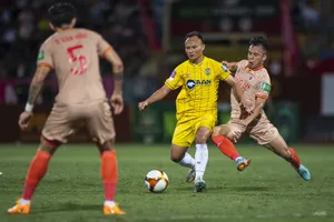 HLV của SL Nghệ An phản ứng lạ lùng về bàn thắng không việt vị