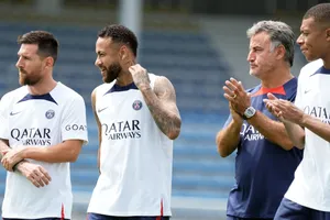 PSG kêu gọi đừng chỉ trích Messi