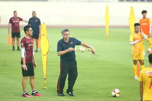 HLV Troussier chỉ gọi 25 cầu thủ lên tuyển U-23 Việt Nam