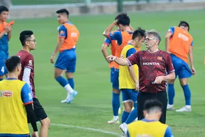 Bí mật danh sách 26 cầu thủ của HLV Troussier