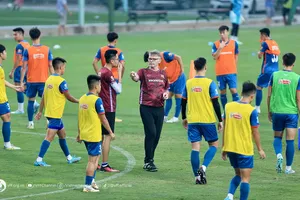 HLV Troussier chia tay người gác đền