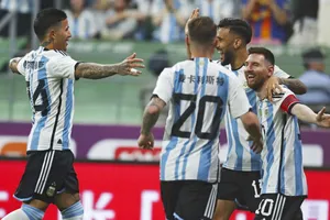 ‘Messi, anh đá 15 phút khó thế sao?’