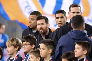 Mẹ của Mbappe bị tố chiếm đoạt ngôi sao Hakimi