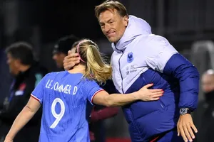HLV bị Nam Định sa thải cầm quân tuyển nữ Pháp đá World Cup