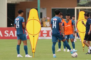 HLV Troussier nhường ‘ghế nóng’ cho đồng nghiệp trẻ Hoàng Anh Tuấn