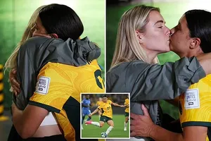 ‘Hot girl’ Sam Kerr hôn bạn gái sau khi giúp tuyển nữ Úc thắng Pháp