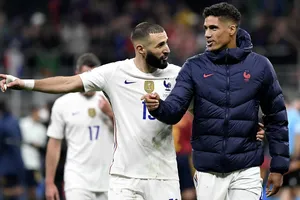 Al Ittihad lôi kéo Varane rời khỏi Man United