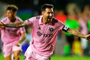 ‘Messi sắp hết thời’