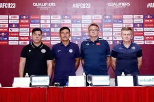 HLV Troussier và các đồng nghiệp tuyên chiến trước vòng loại châu Á