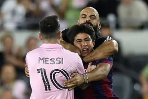 Vệ sĩ của Messi siết cổ fan cuồng