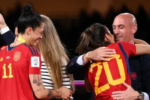 Chủ tịch LĐBĐ Tây Ban Nha hôn môi nữ cầu thủ hứa tìm ra sự thật