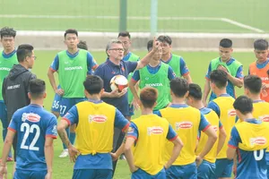 Ông Troussier tất bật 'chạy show', HLV của Palestine sợ thua