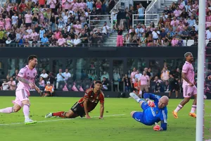 Messi lại 'gánh team' Miami trên sân cỏ nhân tạo