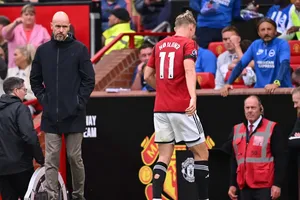 HLV Ten Hag phản ứng sau hành động của cổ động viên Man United