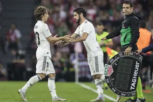 Ngồi dự bị ở Real, cơ hội cho Modric tái ngộ Messi