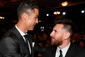 Ronaldo được an ủi khi Messi giành Quả bóng vàng