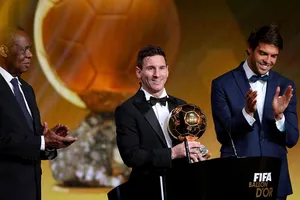 Messi nhận Quả bóng vàng từ huyền thoại Drogba