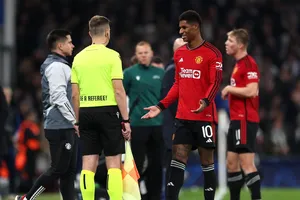 Rashford bị thẻ đỏ oan