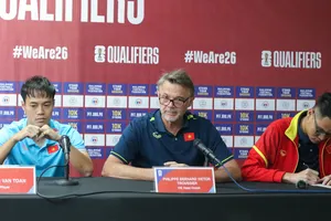 HLV Troussier không sợ lật bài ngửa trước Philippines