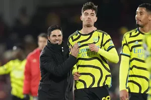 Arsenal vượt qua Man City, đe dọa soán ngôi vô địch Premier League