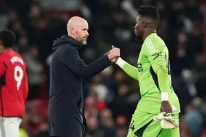 Thủ môn Onana làm hại thầy Ten Hag
