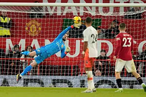 Chelsea và Newcastle đều cần chiêu mộ thủ môn David de Gea