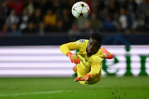 Thủ môn Onana bị chỉ trích vì khoác áo Man United, bỏ đội tuyển Cameroon