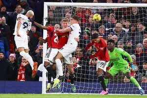 Man United mất điểm vì cú đánh đầu tồi tệ của McTominay