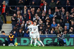 Người yêu Man United chia nửa vui buồn sau chiến thắng nhọc nhằn Luton