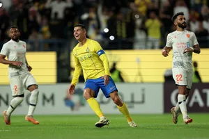 Ronaldo gây thất vọng, cổ động viên lại hô tên “Messi”