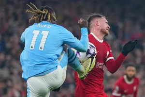 HLV Klopp nổi giận với trọng tài vì bắt ép Liverpool