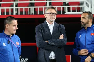 HLV Troussier không theo đội du đấu Tajikistan