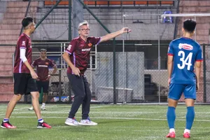 Không được tập trên sân Bung Karno, thầy trò HLV Troussier… đi dạo