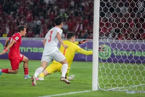 HLV Troussier nói gì khi tuyển Việt Nam lại thua Indonesia từ một cú ném biên?