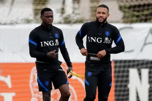 Sao Hà Lan Memphis Depay bị phản ứng vì thân với cầu thủ phạm tội