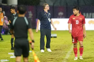 Ông Troussier chỉ cách thoát hiểm, Tiến Linh hứa ghi bàn