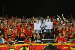 Khán giả đồng loạt kêu gọi HLV Troussier từ chức