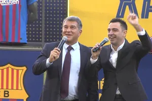 Xavi ở lại Barcelona