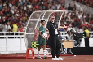 HLV Troussier lần đầu tiên nói về bóng đá Việt Nam khi trở về Pháp