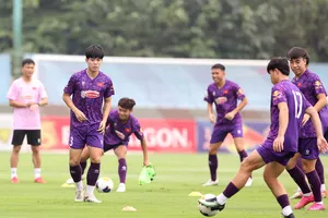 HLV Hoàng Anh Tuấn thay đổi cầu thủ 