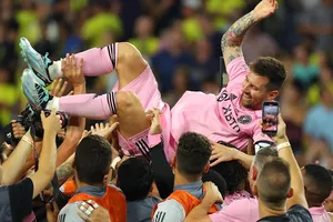 Messi lập kỷ lục với... tay golf Tiger Woods